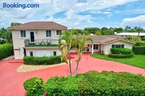Trendy 1BR 2BA Heated Pool Short Walk to the Beach - Image 3