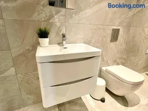Stunning & Stylish 2 Bedroom Apartment! - 5 Minute Walk to the Best Beach! - Great Location - FREE Parking - Fast WiFi - Smart TV - Newly decorated - sleeps up to 4! Close to Bournemouth & Poole Town Centre & Sandbanks - Image 2