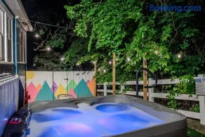 The Bluebird Cottage Style Cabin with Hot Tub near Turner Falls and Casinos - Image 1