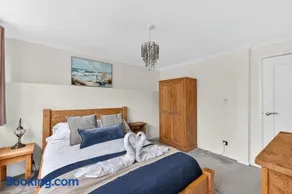 Waterside House I Close to City Centre I Sleeps 6 I Driveway Parking I Smart TVs in Bedrooms I Fast Wifi I Work Desk I Self-Check-In I By Yoko Property - Image 3