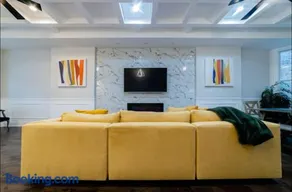 Bronzeville 42 Art & Hospitality - Image 2