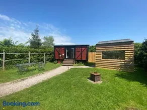 unique sheperds hut private hot tub, ensuite & kitchenette - Image 5