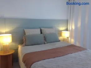 2 bedrooms private bathroom 2 queen beds own entry - Image 3