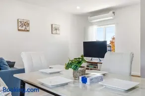 Spacious Luxury Retreat with Private Garden Box Hill - Image 1