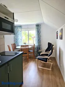 Nyrenoverad lägenhet centralt, nära till kust och natur - Image 5