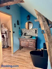 maison climatisée à thème médiéval avec baignoire balnéothérapie - Image 4
