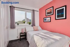 Cosy 2 bedroom flat, with parking & garden - Image 4