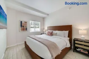 Edgewater Pad- Balcony Parking and Prime Location - Image 2