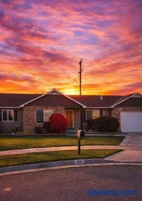 Spacious 5BR Home with Yard & Basement Lounge - Image 1