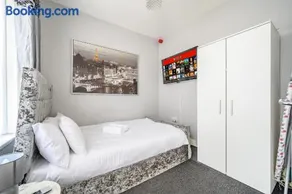 * Well equipped apartment for a relaxing cosy and luxurious fun stay + Free Parking + Free Fast WiFi * - Image 1