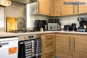 Serene Contractor Pad - Slough, Heathrow, Windsor - Free Parking- WiFi - Sleeps 6-7 - Image 5