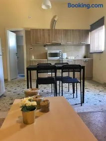 Sunshine's house near the beach, 10 min from the airport - Image 3