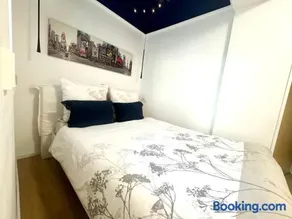 Scandi Apartment with Terrace and Parking - Image 3
