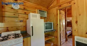 Robin Hill Camping Resort Deluxe Cottage 13 - Image 2