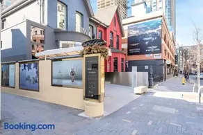 Modern 1BR with Breathtaking Yorkville View - Image 4