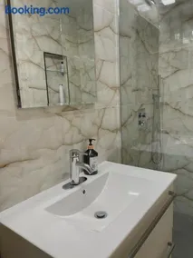 Beautiful Apartment shared with the Host in the Heart of Bushwick - Image 1
