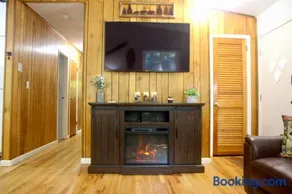 Escape to a 3-Bedroom Cabin in Lower Catskills - Image 3