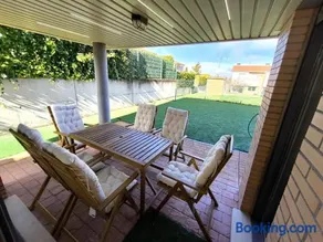 Unifamiliar con jardín, piscina, tenis y pádel - Image 2
