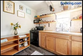 Bright Apt w additional room - Image 1