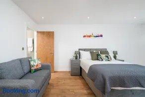 Exquisite 2bed Apt with Parking Near 02 Arena - Image 4