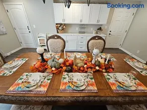In the HEART of Knoxville3BR 2BA Sleeps 10 - Image 3