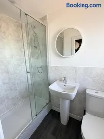 Modern 3 bed detached Falmouth Near Swanpool Beach - Image 3