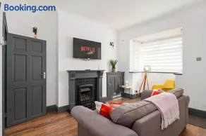 Modern Oasis by the Beach - Parking - Sleeps 6 - Image 3