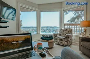 Historic Bay Front! Views of the Marina! Fully Stocked Kitchen! Walk to Everything! - Image 2