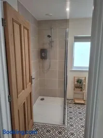 Spacious and sunny accommodation with Underfloor heating throughout - Image 5