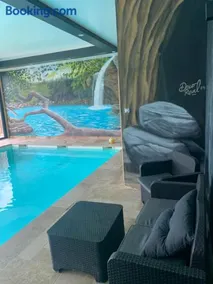 Logement 4 personnes avec piscine intérieure 31 degrés zoo de la FLECHE 24 h du Mans - Image 4