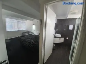 Charles Sturt Motor Inn - Image 4