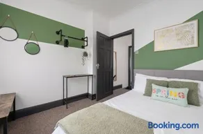 Modern Oasis by the Beach - Parking - Sleeps 6 - Image 5