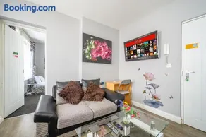 * Well equipped apartment for a relaxing cosy and luxurious fun stay + Free Parking + Free Fast WiFi * - Image 3