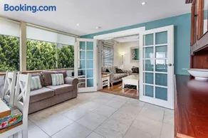 Oscar's Beach House, 14 Tomaree Rd - pet friendly, air con, Wi-Fi, Linen - Image 5