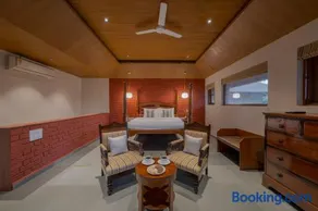 SaffronStays Red Brick House - 3BR English-style villa with verandah dining, orchard lawn & classic charm - Image 5