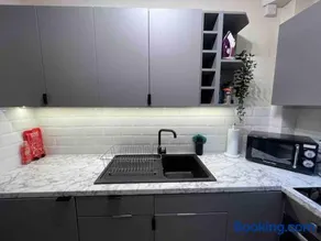 Newly refurbished, central apartment with permit parking - Image 4