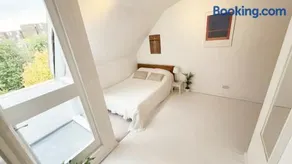3 Bed Flat Battersea Square with Balcony & Parking - Image 2