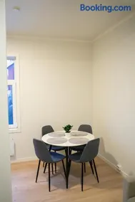 Large apartment with 4 spacious bedrooms - Image 2