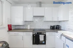 Free Parking - Central - Sleeps 4 - Image 2