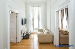 Four Beds by the Station - Image 5