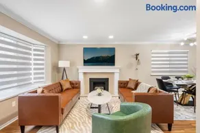 Spacious Family Retreat Central to YVR and Downtown - Image 1