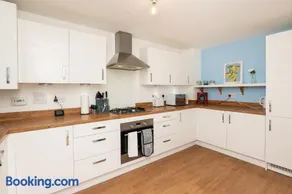 4 Bedroom House - Bedfordshire - Driveway Parking - Image 4