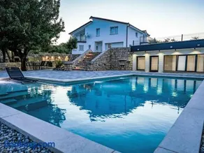 Holiday home Secret Gem with heated saltwater pool - Image 4