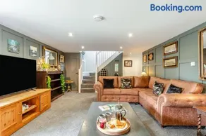 6 Bed in Holsworthy oc-s41430 - Image 2
