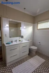 Meander Retreat - King Suite with rural views - Image 4