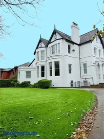 Gorgeous 2 bed apartment with free parking near, Sefton Park, Palm House, Lark Lane, Liverpool and Everton football clubs - Image 2