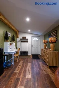 The Little Cabin on Old Main Rd - Image 4