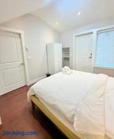 The Cozy Quad In the Heart of Vancouver - Image 4