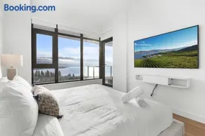 Penthouse with Unobstructed Lake and Mountain View - Image 3