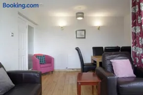 Edinburgh Family-Friendly Flat Walkable from Princess street - Image 4
